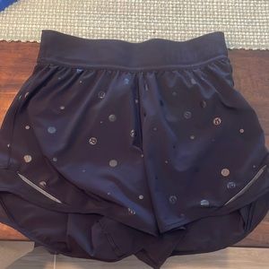Lululemon black logo hotty hot shorts 4”